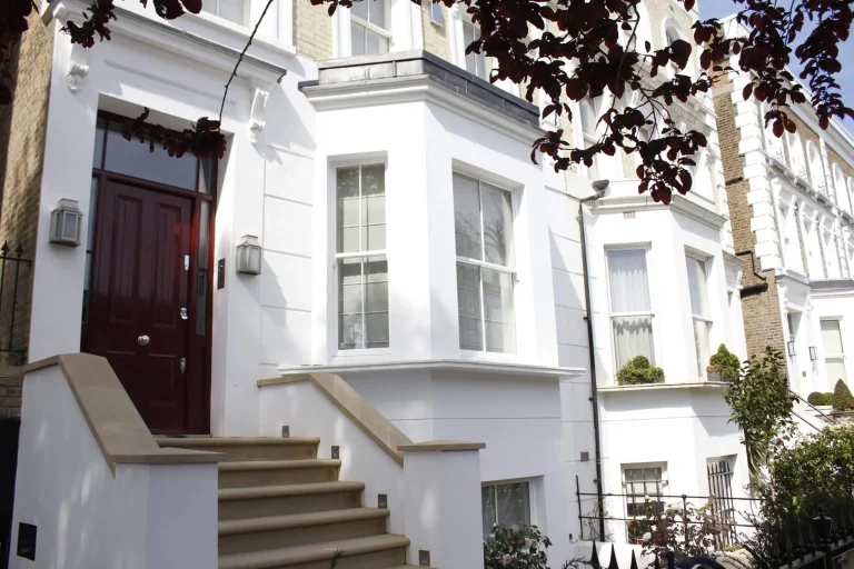 TIMBER-BAY-SASH-WINDOW-AND-RED-FRONT-DOOR-1-1-scaled (1)